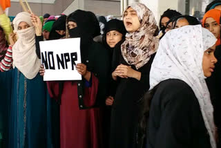 Demonstration of women under Jafrabad metro station continues