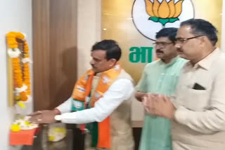 vd-sharma-reached-bjp-office-in-bhopal