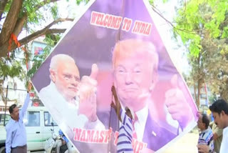 trump visit to india  trump tour of india  trump visit india 2020  15 ft kite flown in Bengaluru  kite flown in Bengaluru to welcome Trump  Namaste Trump kite  Welcome to India kite  VK Rao  kite artist from Karnataka  ഡൊണാള്‍ഡ് ട്രംപ്  പട്ടങ്ങള്‍  വി കെ റാവു