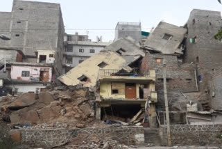 Watch: SDMC demolishes tilted building in Munirka