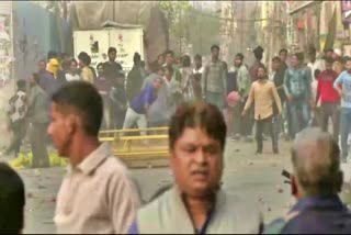 Stone pelting between two groups in Maujpur Delhi