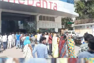 After the death of the man family clashed at the hospital in indore