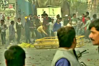 દિલ્હીના મોજપુરમાં CAAના વિરોધમાં પોલીસ પર પત્થર ફેકાયા