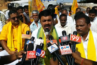 kalyanadurgam tdp leaders protest against anna canteens cancellation