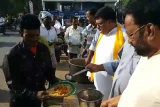 tdp leaders protest in kadapa for closed anna canteens