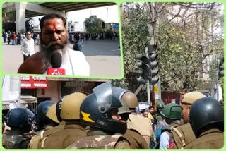 Zafarabad Protest Uproar in Maujpur Chowk stone pelting on both sides CAA-NRC Protest