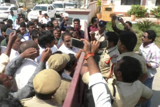 tdp leaders protest at chilakaluripeta police station