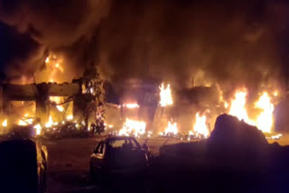 Fire in Gokalpuri's tire market delhi