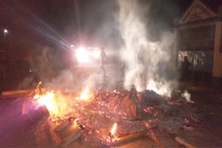 1 died in accident, angry mass put fire