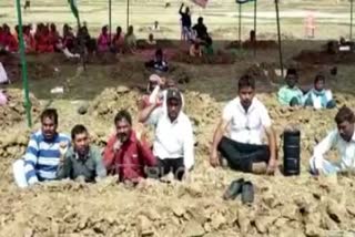 Farmers start Samadhi Satyagraha in jharkhand, jharkhand latest news, farmers unique protest in jharkhand, ଝାଡଖଣ୍ଡରେ ଚାଷୀଙ୍କ ନିଆରା ସତ୍ୟାଗ୍ରହ, ଝାଡଖଣ୍ଡରେ ଚାଷୀଙ୍କ ଭୂମି ସମାଧି ସତ୍ୟାଗ୍ରହ, ଝାଡଖଣ୍ଡ ଲାଟେଷ୍ଟ ନ୍ୟୁଜ୍‌