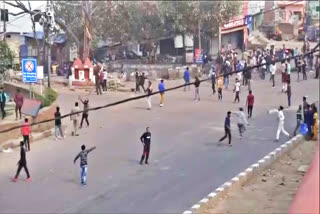 Stone pelting  between two groups in Delhi