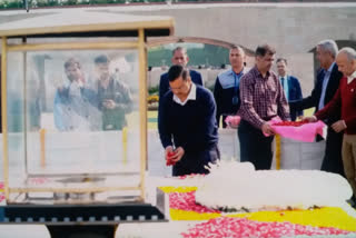 Delhi CM kejriwaal visit Rajghat