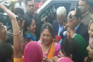 Raje greets at Kishangarh Airport, राजे का किशनगढ़ एयरपोर्ट पर भव्य स्वागत