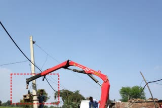 डिस्कॉम ने उतारे ट्रांसफार्मर, Discom removed transformer