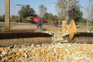 Martyr gate damaged due to truck collision in chatra