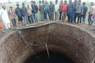 Woman died by jumping into a well with 2 children in balrampur