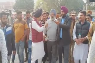 gurjit-aujla-arrives-at-taxi-drivers-demonstration-assures-to-resolve-the-issue