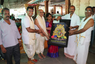 vishaka people gives one lakh donation to vadapalli venkateshwaraswamy temple