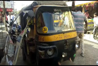 Four children injured in auto rickshaw overturning going to school