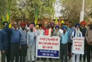 protest-at-dc-office-barnala-demant-action-against-sarvhitiakari-school