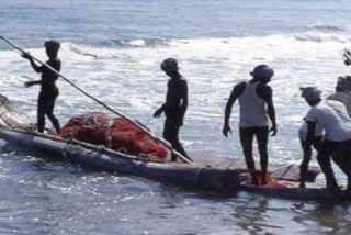 Sri Lankan fishermen arrested  Fishermen arrested in TN  Navy arrests fishermen  Sri Lankan fishermen news  ശ്രീലങ്കൻ മത്സ്യത്തൊഴിലാളികൾ  ധനുഷ്കോടി