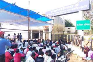 protestor protesting against bhupesh cabinet for paddy transportation in kawardha