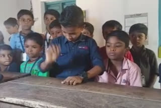 Sanoop clapping at desk; Social media with a flow of appreciation  ഡെസ്‌കില്‍ താളം പിടിച്ച് സനൂപ്  സോഷ്യൽ മീഡിയ  തലവടി ചെത്തിപ്പുരയ്ക്കൽ ഗവ.എൽപി സ്കൂൾ