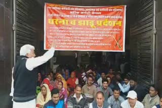 cleaning workers demonstrated against government in kaithal