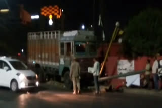 ट्रक ने सो रहे युवक को दो युवतियों को कुचला, Truck crushes young men