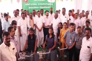 kanniyakumari collector distribute free bycycles to scholl students