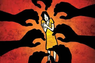 പത്തൊമ്പതുകാരിയെ തട്ടിക്കൊണ്ടുപോയി പീഡിപ്പിച്ചതായി പരാതി  രാജ്കോട്ട്  പീഡിപ്പിച്ചതായി പരാതി  Dalit woman gang-raped at gunpoint in Gujarat  gang-rape in Gujarat  rajkot rape