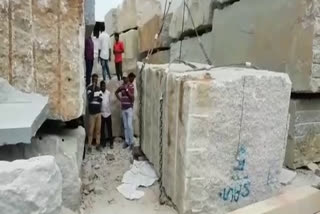 मार्बल ब्लॉक के नीचे दबा मजदूर,  Workers buried under marble block
