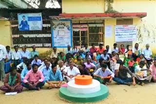 FARMERS PROTEST IN FRONT OF MRO OFFICE AT PENUBALLI