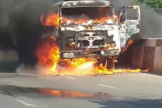 The truck passing through the bridge suddenly caught fire in surat