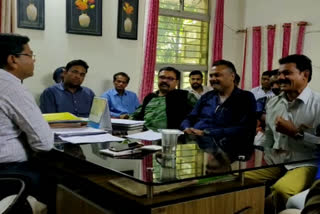 SDM holds a meeting of sanitation workers in hoshangabad