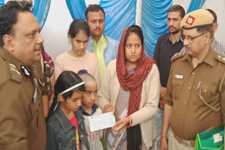 delhi police give cheque of 62 lakh rupees to martyrs ratanlal family