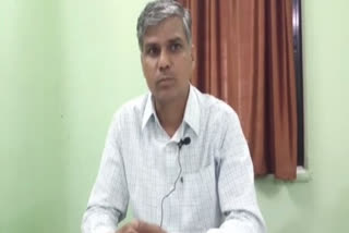 maharashtra  Buldhana news  Student writes exam in headmaster's office  centre incharge removed in Buldhana  രാഷ്ട്രീയക്കാരന്‍റെ മകള്‍ക്ക് പരീക്ഷ എഴുതാന്‍ പ്രത്യേക പരിഗണന  അധികൃതരെ പുറത്താക്കി വിദ്യാഭ്യാസ വകുപ്പ്  ബുൾദാന ജില്ല  ഛത്രപതി ശിവാജി ഹൈസ്‌കൂള്‍  ബുൽദാന വിദ്യാഭ്യാസ ഓഫീസർ