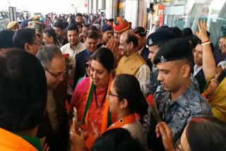 केंद्रीय मंत्री स्मृति ईरानी और ओम बिरला पहुंचे जयपुर एयरपोर्ट, Union ministers Smriti Irani and Om Birla reached Jaipur airport