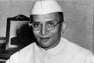 arendra Modi  Morarji Desai  Modi pays tributes to Morarji Desai  Janata Party  tributes to Morarji Desai  മൊറാര്‍ജി ദേശായിയുടെ 124ാം ജന്മദിനം: ആദരമര്‍പ്പിച്ച് നരേന്ദ്രമോദി  മൊറാര്‍ജി ദേശായിയുടെ 124ാം ജന്മദിനം: ആദരമര്‍പ്പിച്ച് നരേന്ദ്രമോദി  ന്യൂഡൽഹി:ക