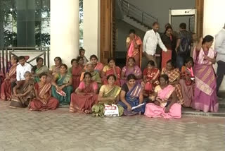 women Dharna For Double Bed Room House At TRS Bhavan