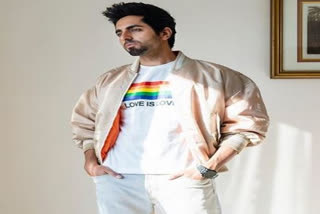 Ayushmann expresses gratitude upon receiving Lata's blessings