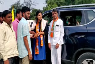 Beed MLA Namita Mundada who is 8-month pregnant attended state Assembly session ബീഡ്എംഎല്‍എ നമിത മുന്ദട