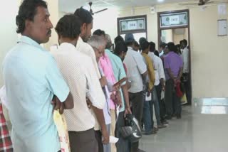 The term of the MV Act expires: Crowds of applicants gather at the RTO office