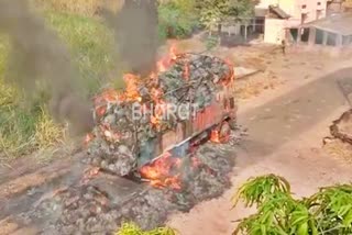 ವಿದ್ಯುತ್ ತಂತಿ ತಗುಲಿ ಲಾರಿಗೆ ಬೆಂಕಿ Fire to a lorry filled with electric wire