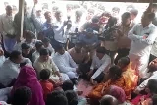 Opposition Leader Praveen Darekar condolences family of suicidal farmer