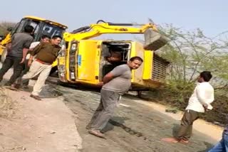 स्कूल बस पलटी, School bus overturned