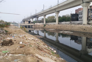 delhi police searches dead body in drains