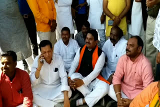 bjp-leader-arrested-before-they-shown-black-flag-to-cm-kamal-nath-in-aagar