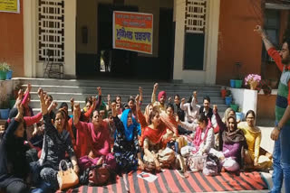 rupnagar-teachers-protest-at-main-gate-of-government-college