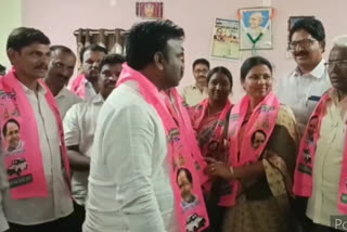 bjp, congres parties leaders join into the trs in khammam ellandu